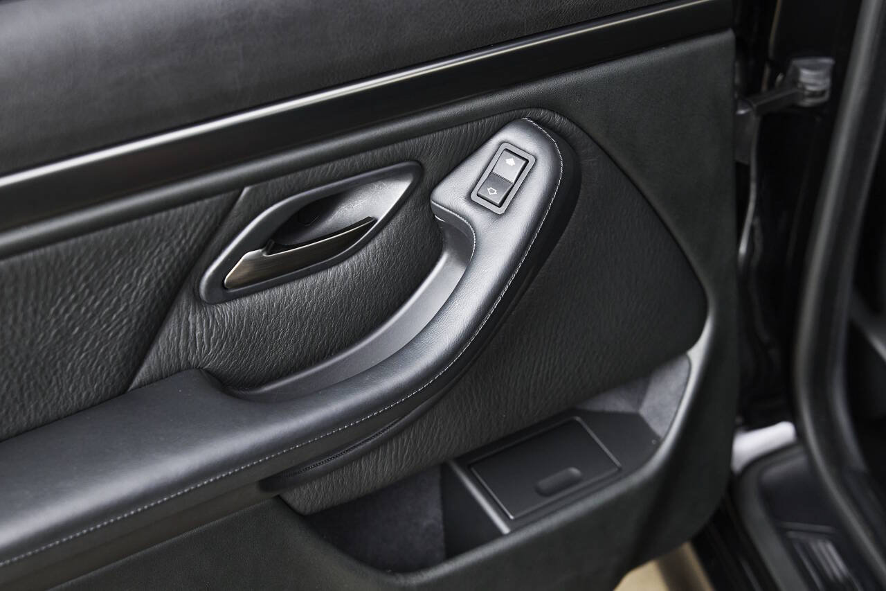 Used 2003 BMW M5 RWD image 96