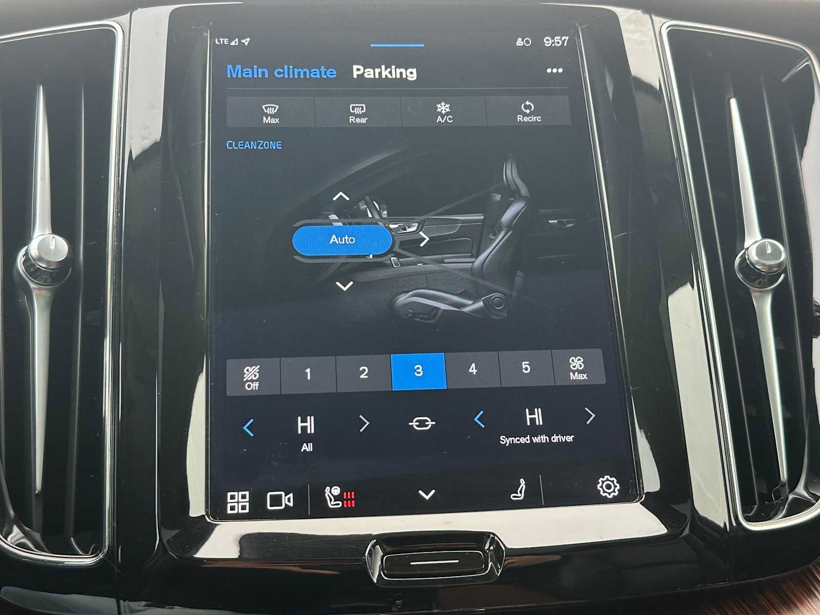 Certified 2023 Volvo XC60 B5 Plus w/ Climate Package image 27