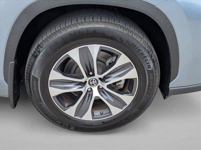 Used 2022 Toyota Highlander XLE FWD image 26