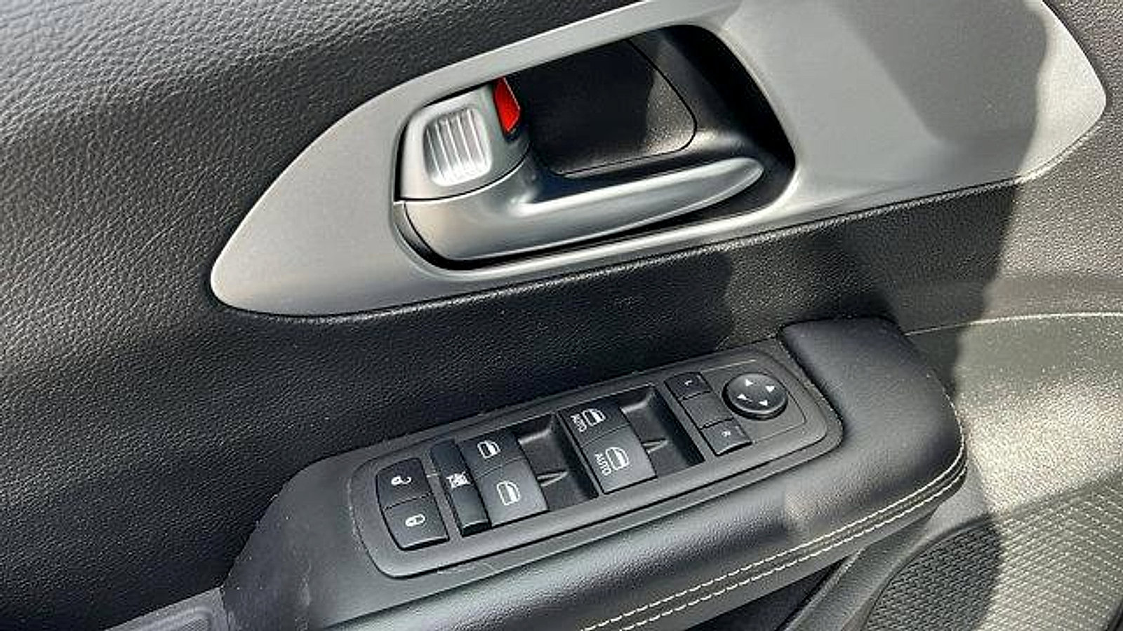 Used 2023 Chrysler Pacifica Touring image 15