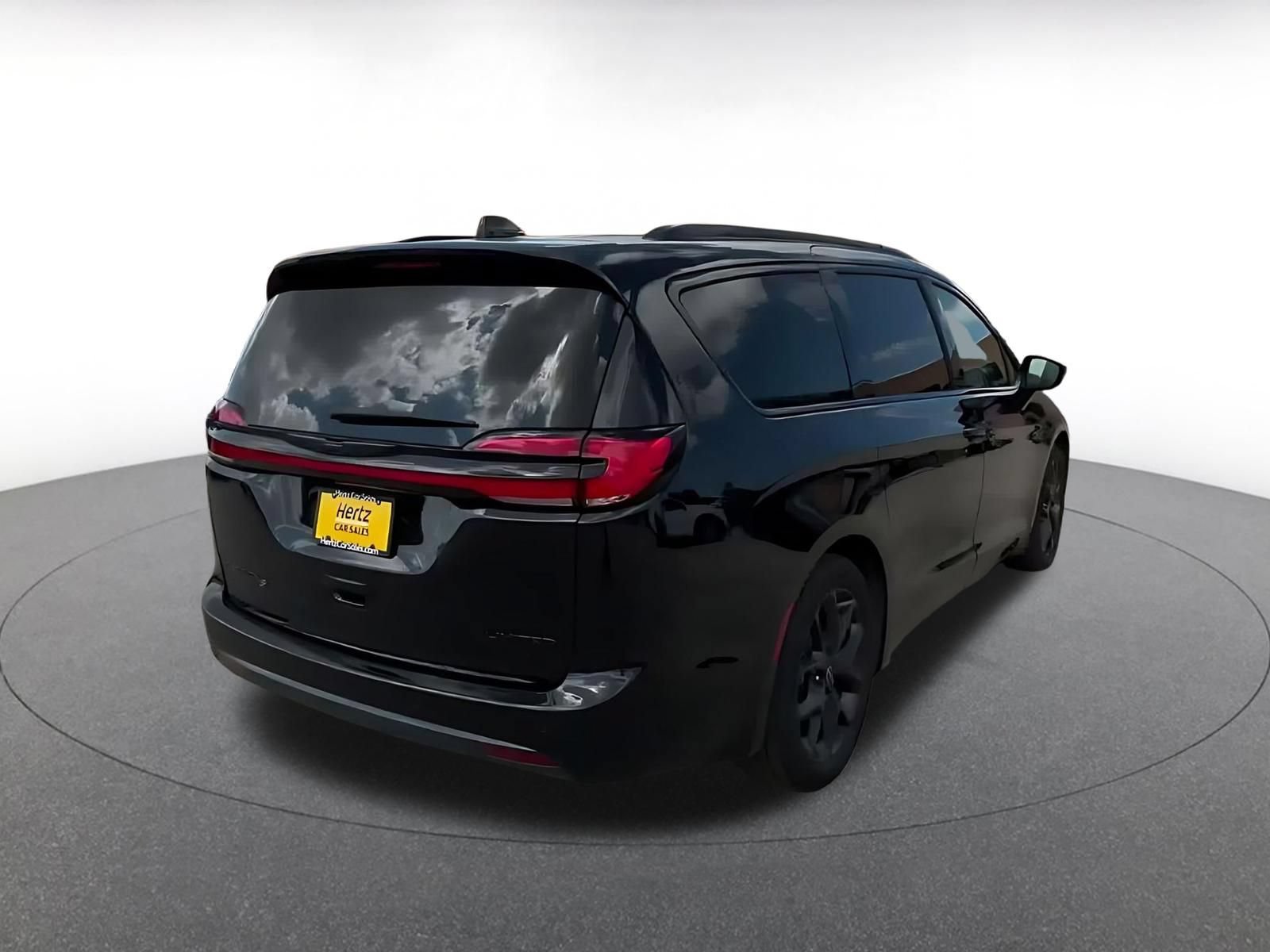 Used 2025 Chrysler Pacifica Limited FWD image 14