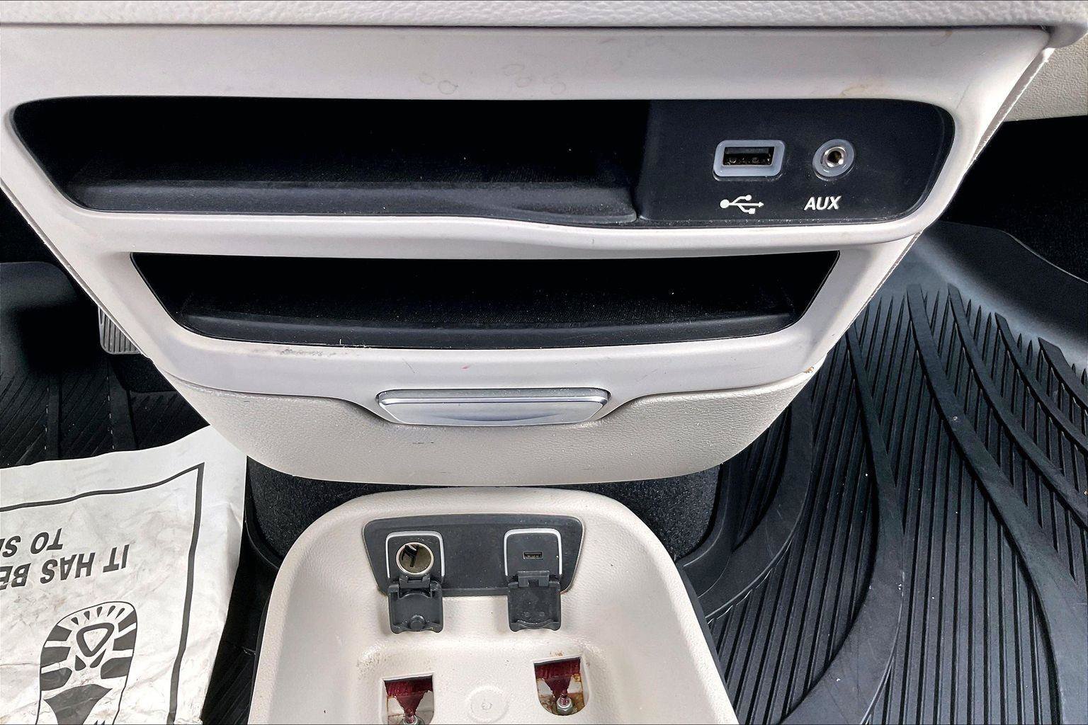 Used 2019 Chrysler Pacifica Touring-L w/ Tire & Wheel Group FWD image 34