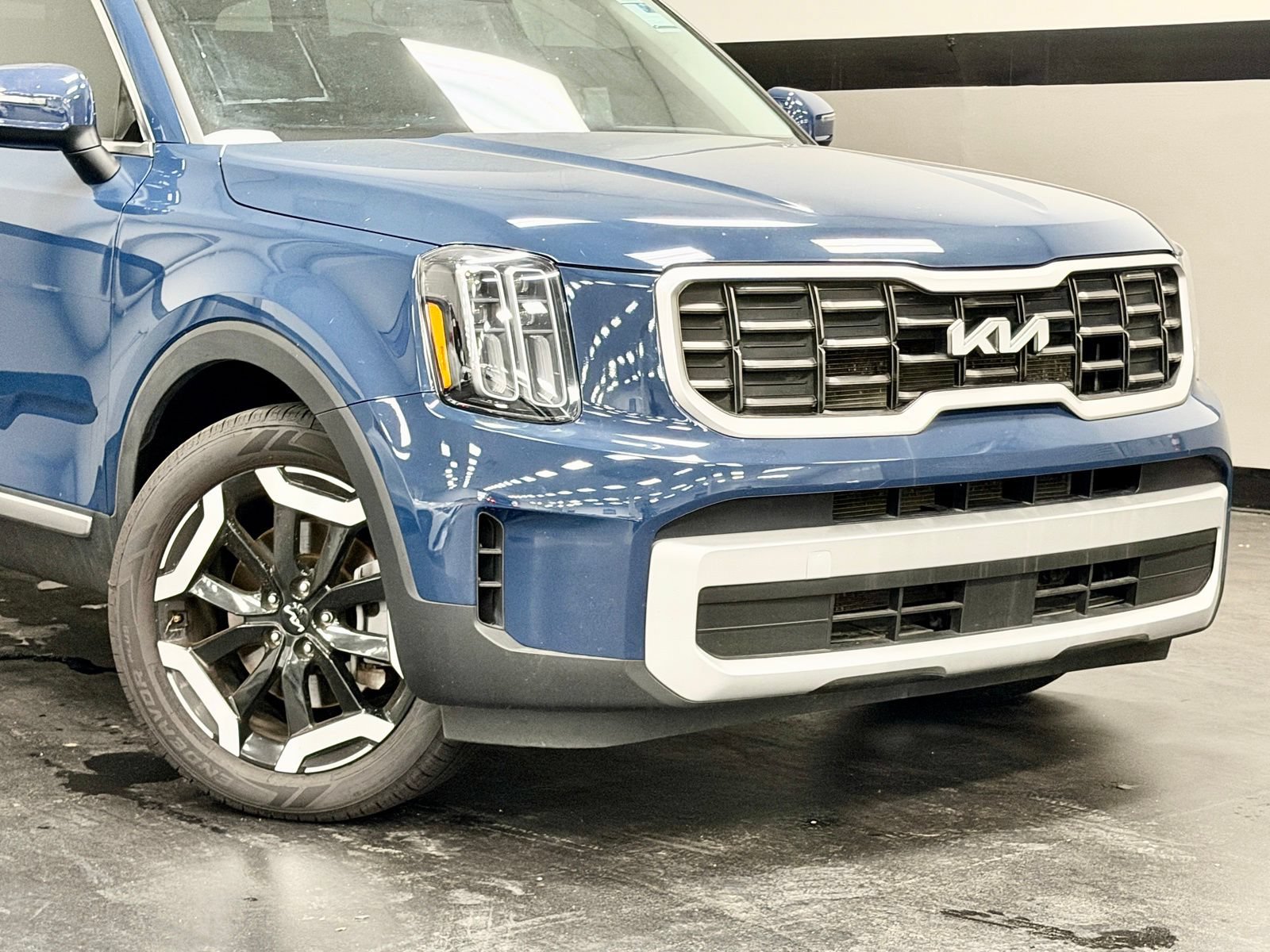 Used 2025 Kia Telluride S FWD image 3