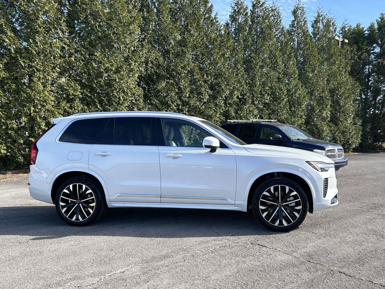 New 2026 Volvo XC90 T8 Plus w/ Protection Package Premier AWD/4WD image 2