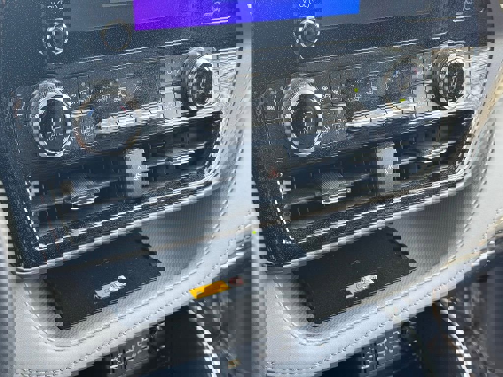 Certified 2024 Toyota Highlander XLE image 33