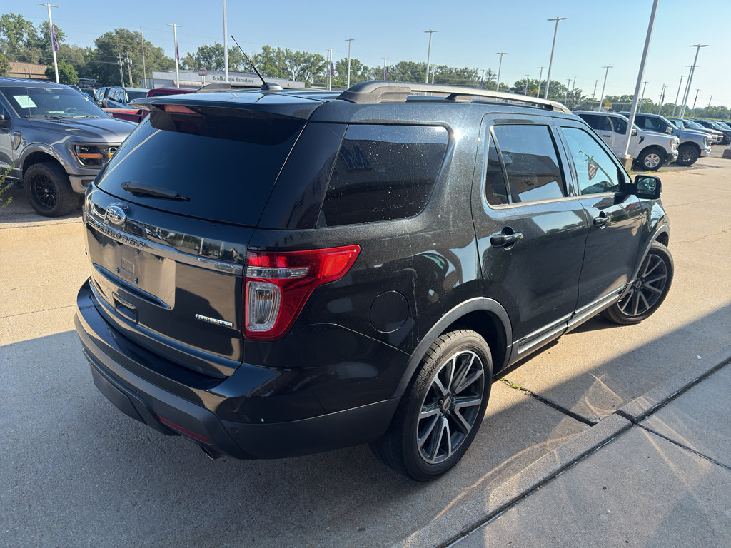 Used 2015 Ford Explorer XLT w/ Equipment Group 202A FWD image 6