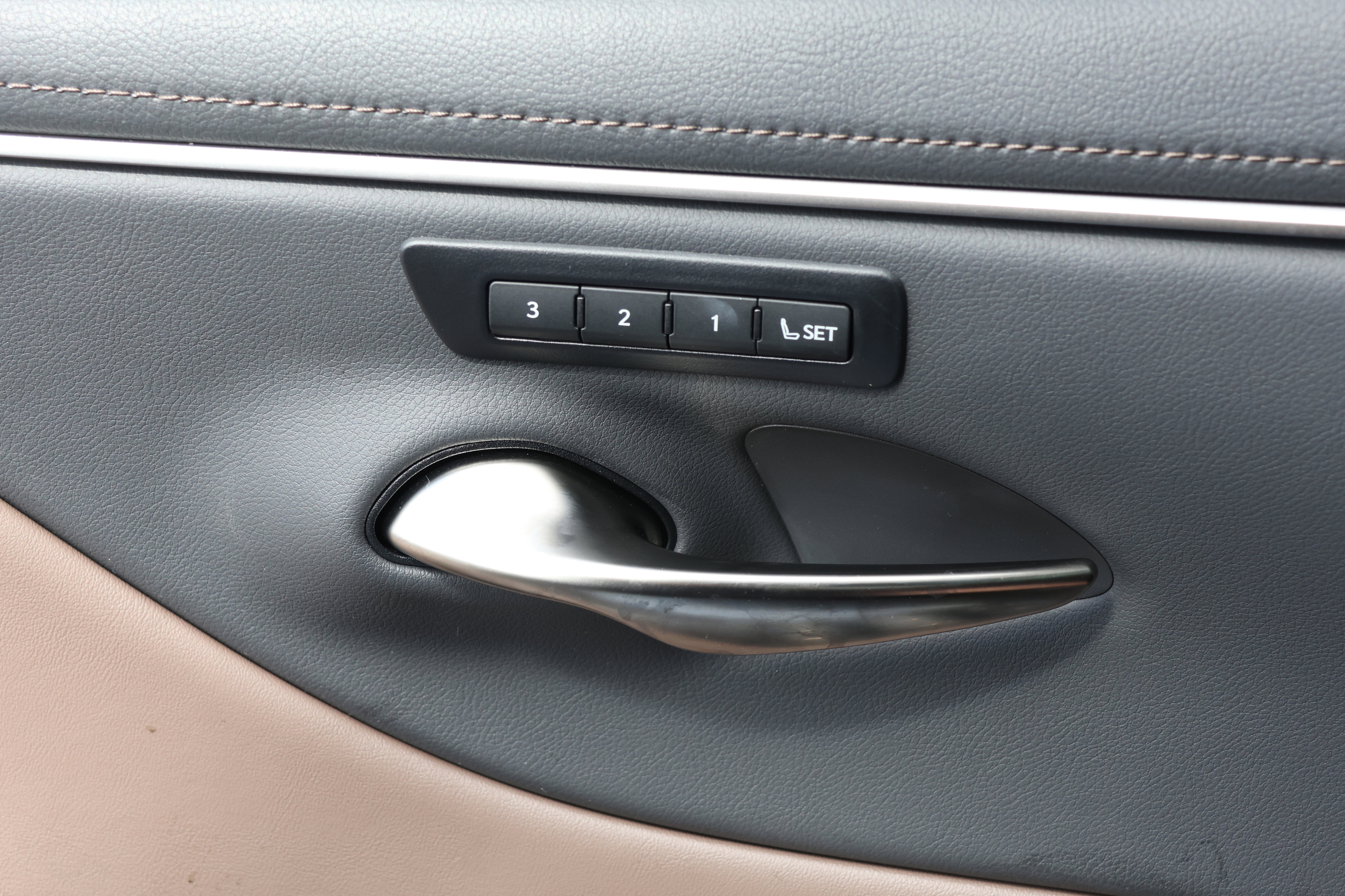 Used 2025 Lexus ES 350 w/ Premium Package image 13