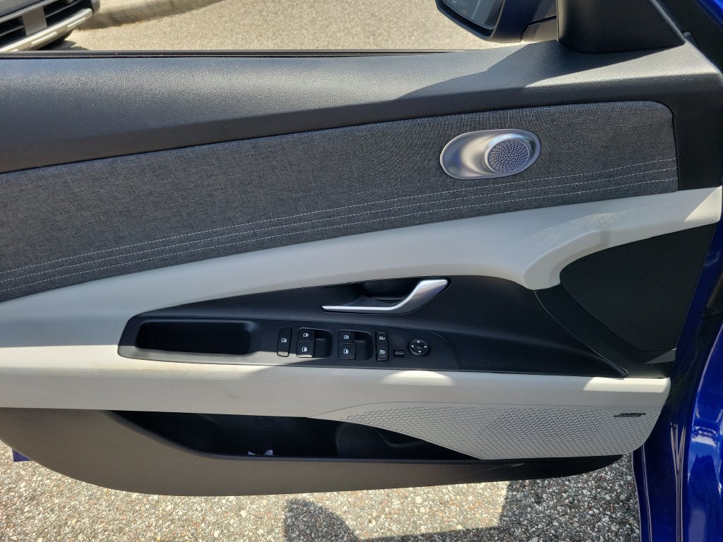 Used 2023 Hyundai Elantra Limited FWD image 12