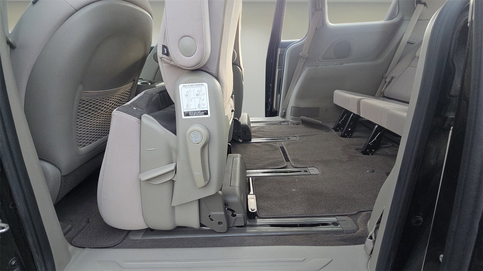 Used 2018 Kia Sedona L image 19