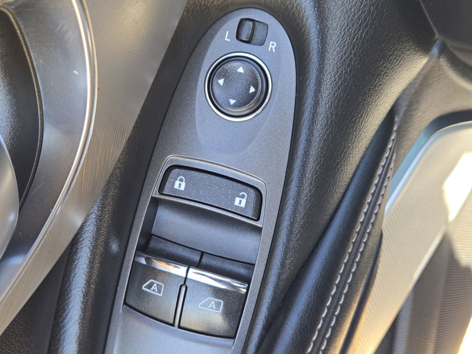 Used 2019 INFINITI Q60 3.0t Luxe w/ Essential Package image 32