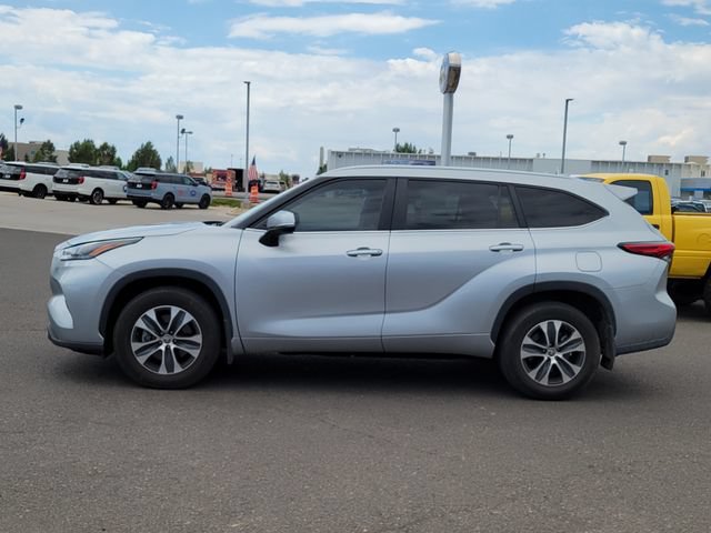 Used 2023 Toyota Highlander XLE AWD/4WD image 2
