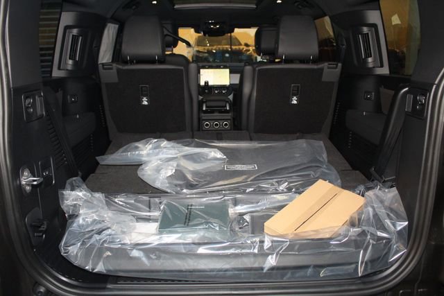 New 2026 Land Rover Defender 130 X-Dynamic SE image 12