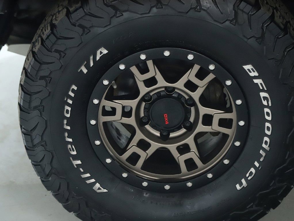 Used 2017 Toyota Tacoma TRD Off-Road w/ Premium & Technology Package image 40