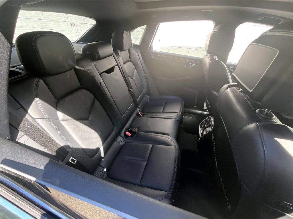 Certified 2023 Porsche Macan AWD/4WD image 21
