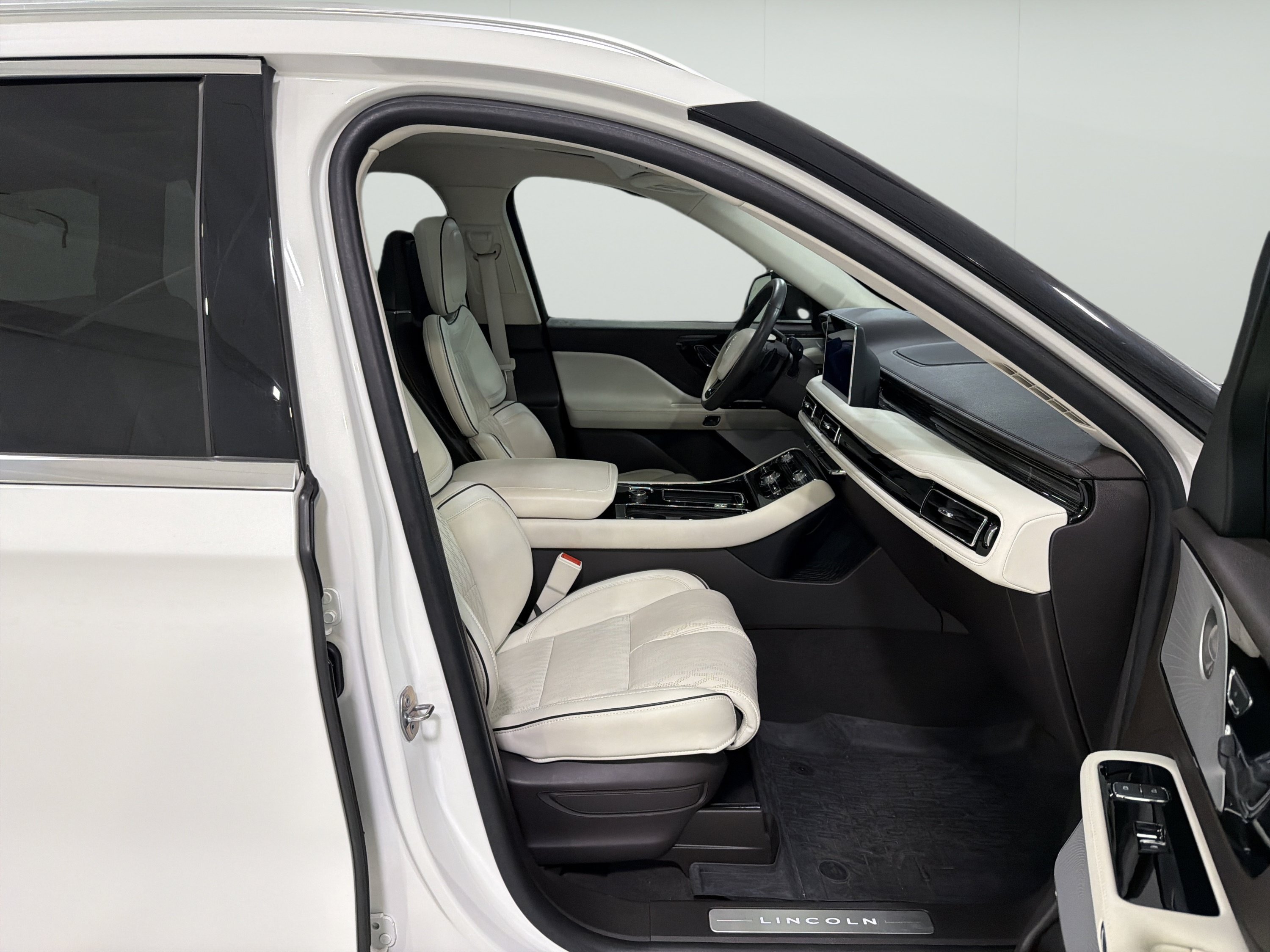 Used 2024 Lincoln Aviator Black Label w/ Dynamic Handling Package AWD/4WD image 15