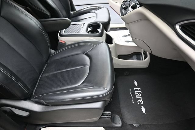 Used 2023 Chrysler Pacifica Touring-L FWD image 29