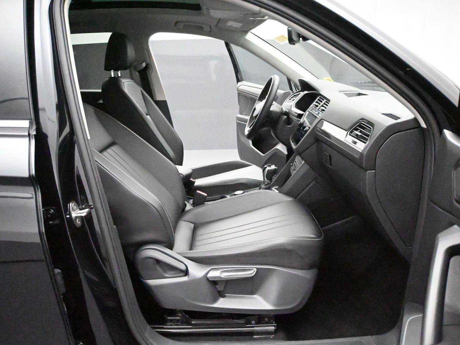 Certified 2022 Volkswagen Tiguan SE w/ Panoramic Sunroof Package AWD/4WD image 15