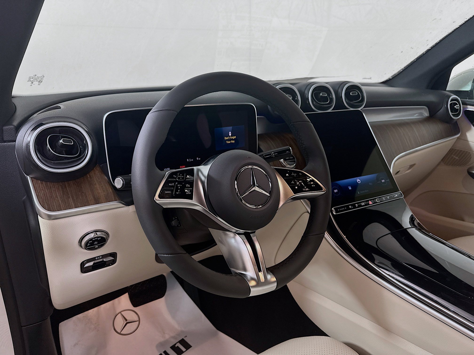 New 2025 Mercedes-Benz GLC 350e 4MATIC image 9