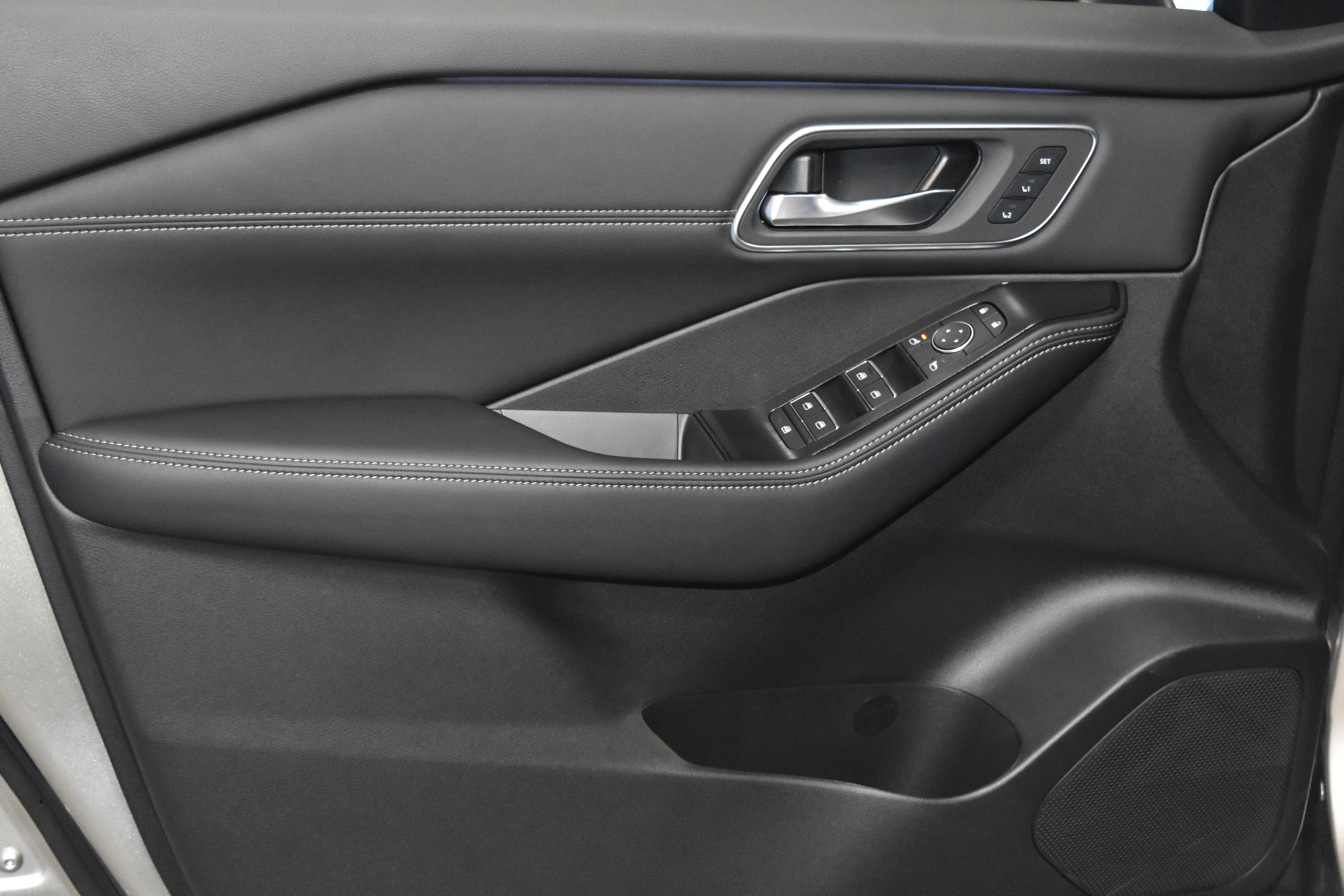 New 2026 Nissan Rogue Platinum w/ Platinum Premium Package image 3