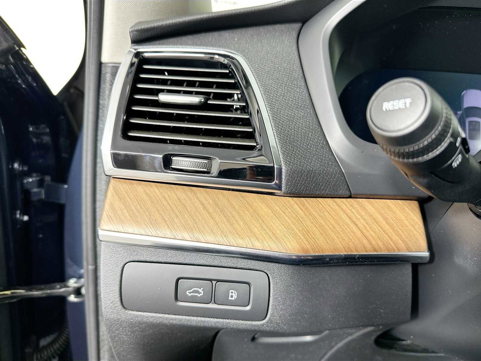 Certified 2025 Volvo XC90 T8 Plus w/ Protection Package Premier image 8