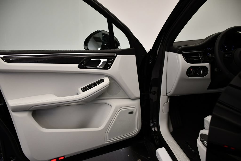 Certified 2026 Porsche Macan Turbo AWD/4WD image 35