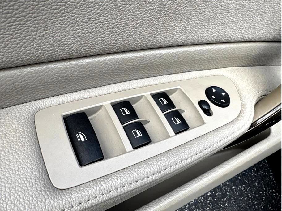 Used 2008 BMW 135i Convertible image 8