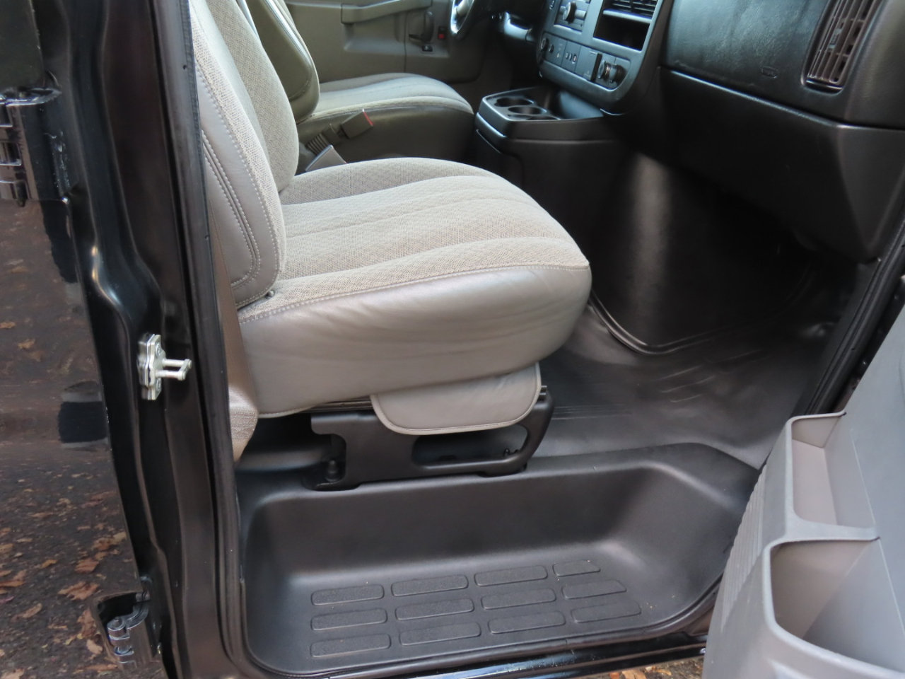 Used 2017 Chevrolet Express 2500 LS image 17