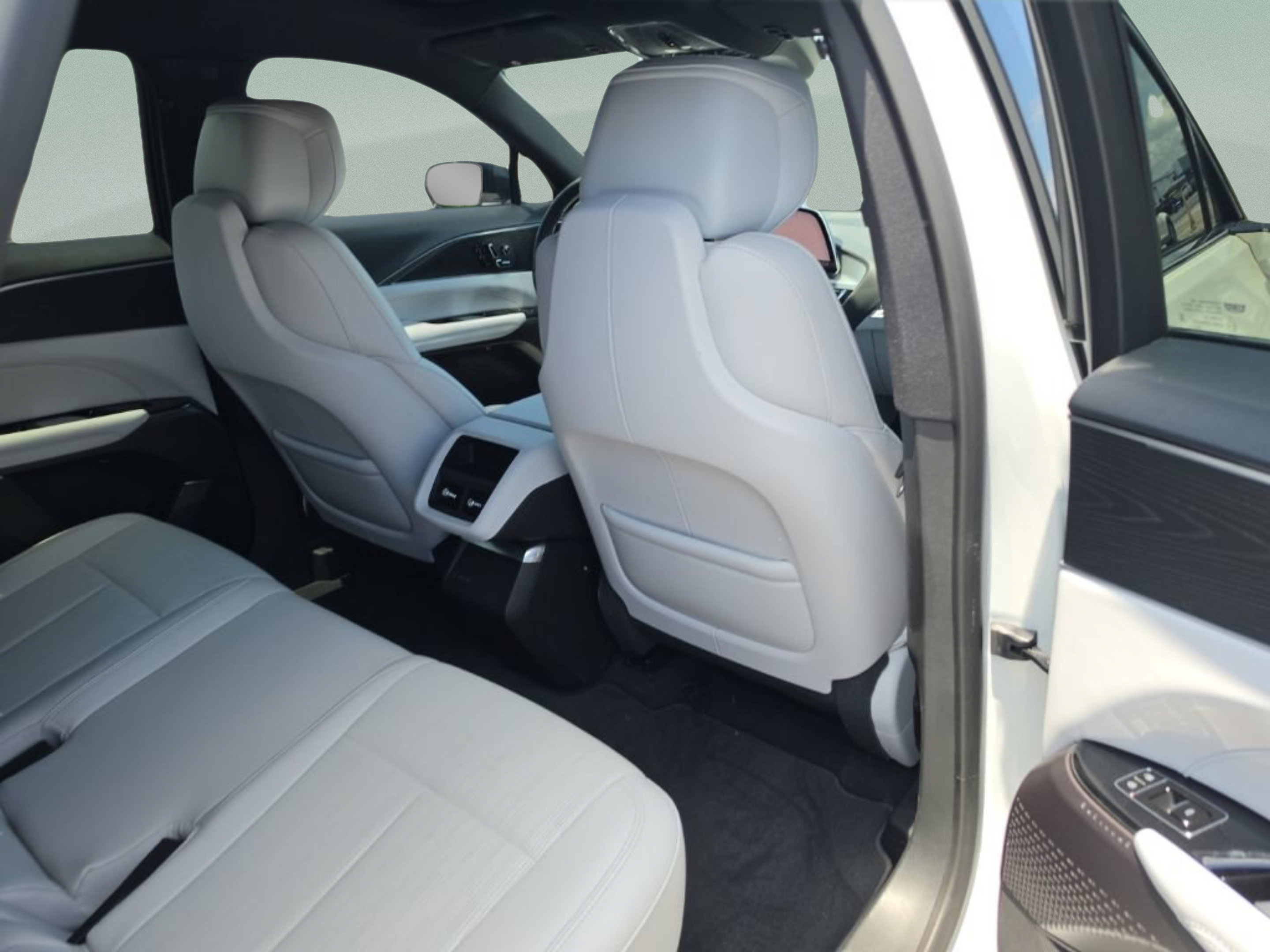Used 2025 Cadillac Lyriq Luxury w/ LPO, Floor Liner Package AWD/4WD image 24