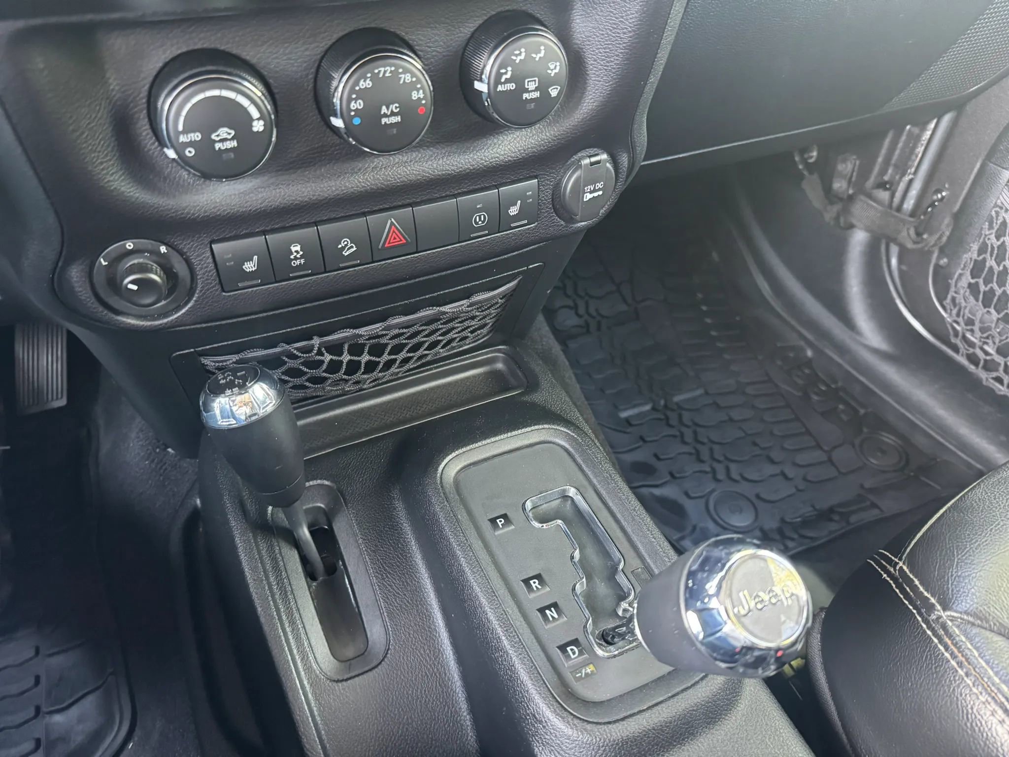 Used 2016 Jeep Wrangler Unlimited Rubicon image 39