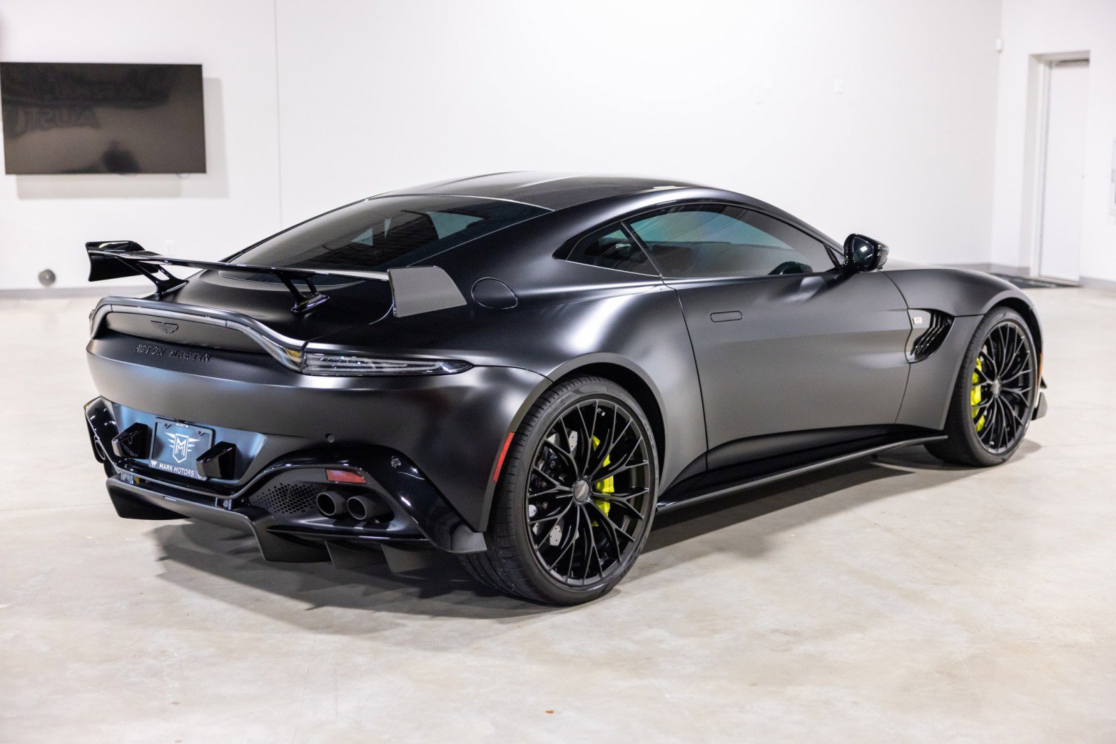 Used 2022 Aston Martin V8 Vantage Coupe RWD image 9