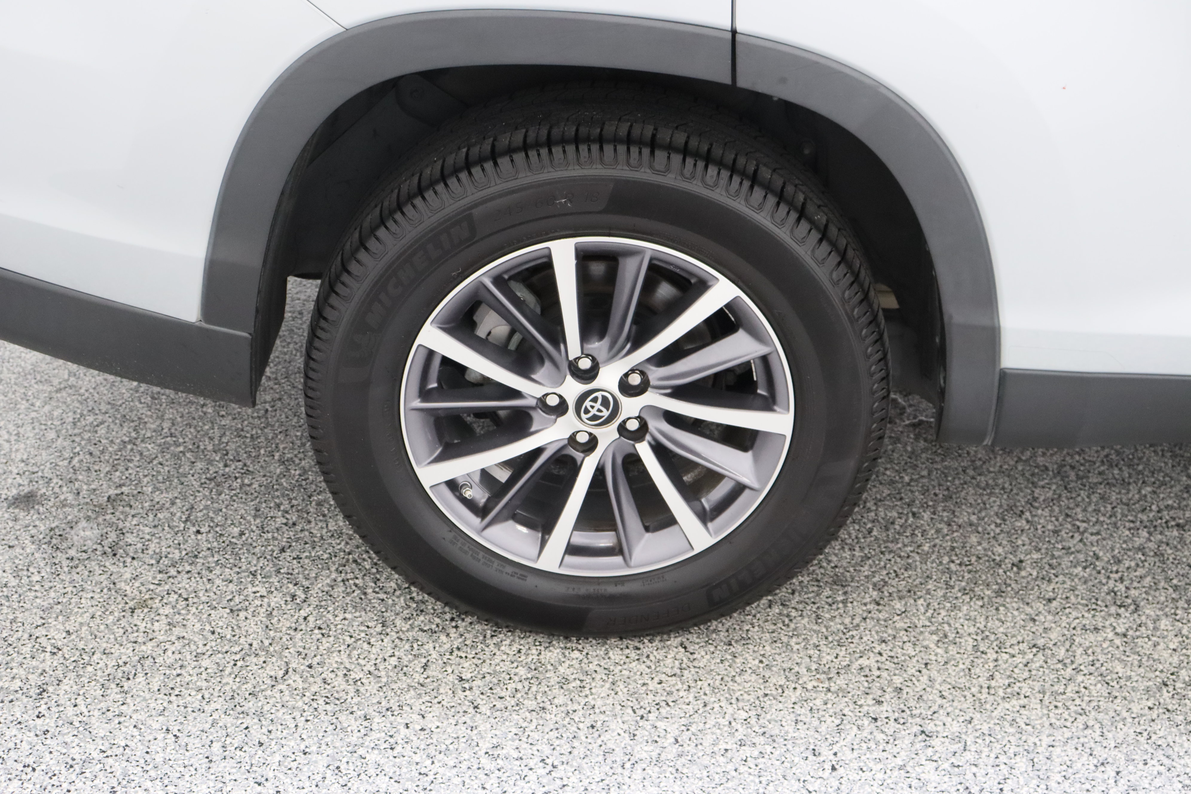Used 2019 Toyota Highlander XLE FWD image 6