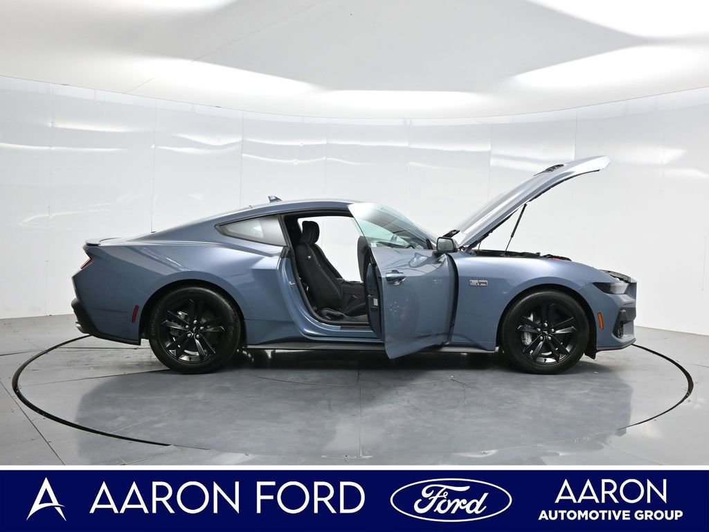 Used 2025 Ford Mustang GT RWD image 4