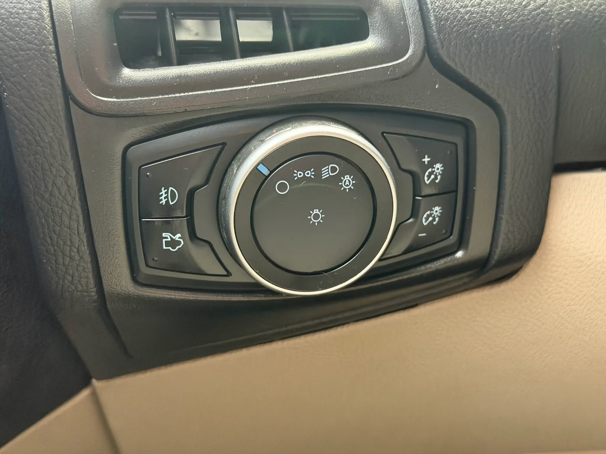 Used 2015 Ford Focus SE FWD image 27