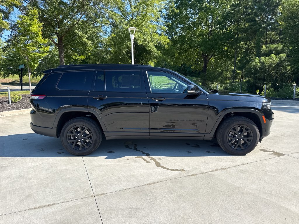 Used 2025 Jeep Grand Cherokee L Altitude AWD/4WD image 8
