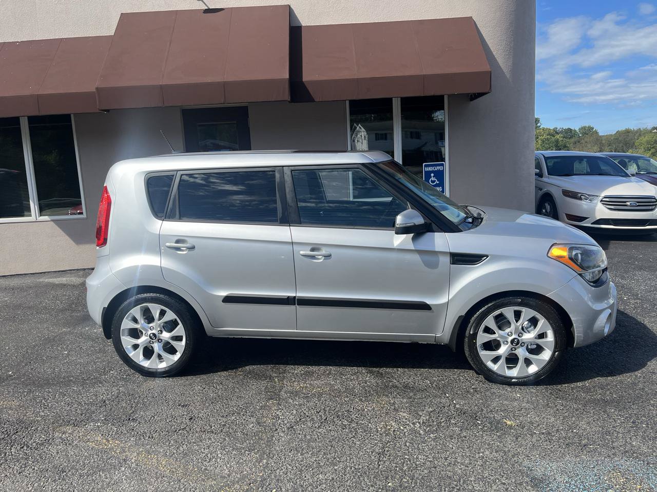 Used 2013 Kia Soul ! FWD image 4