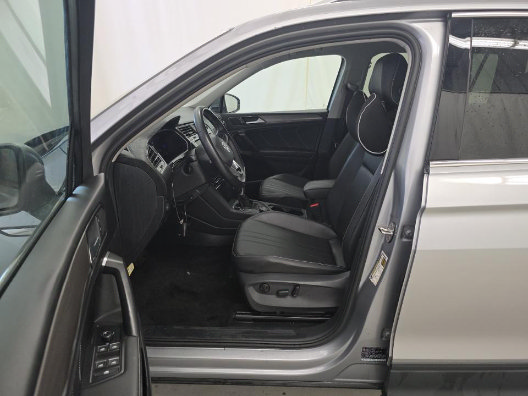 Used 2023 Volkswagen Tiguan SE AWD/4WD image 3