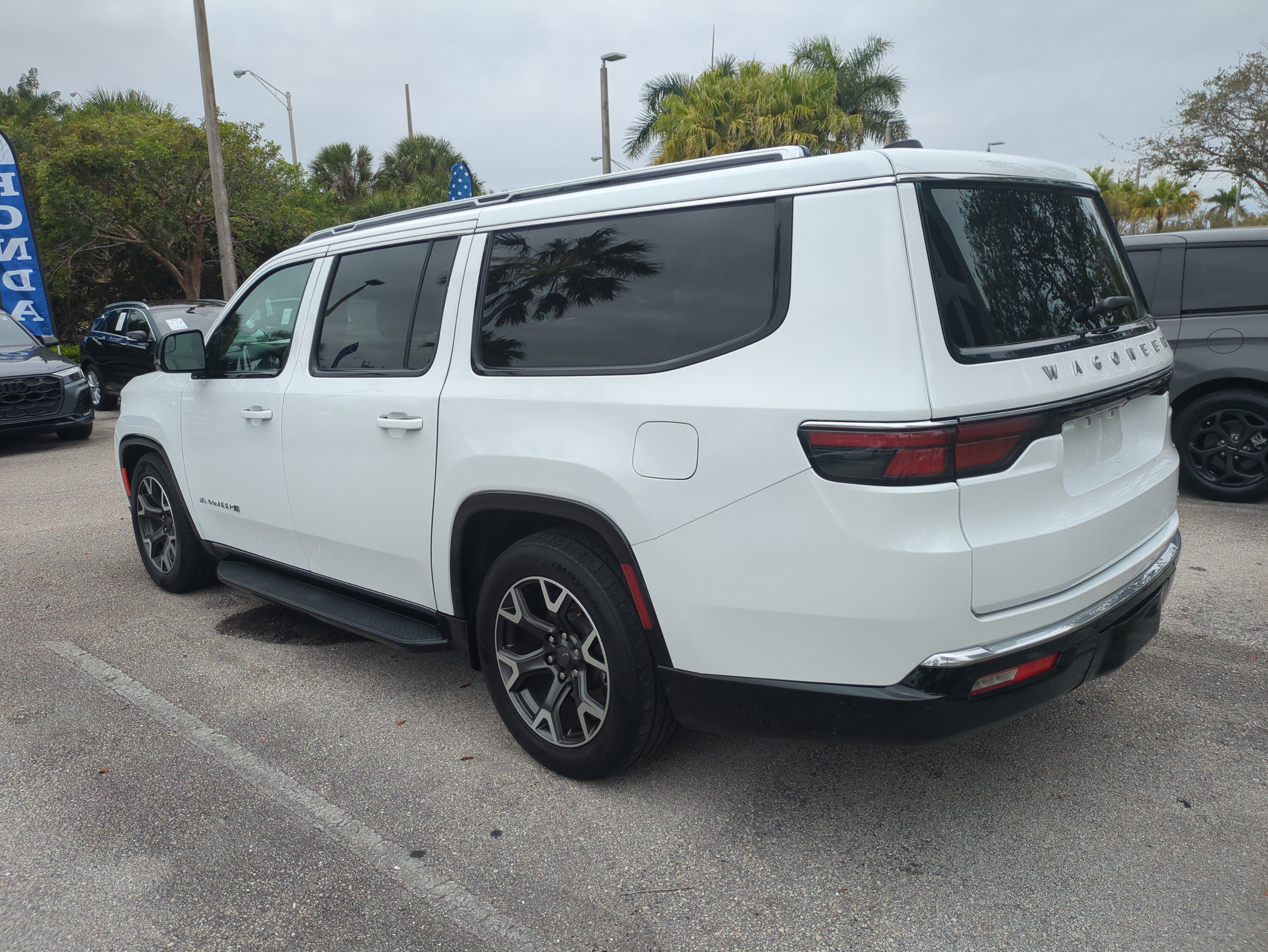 Certified 2024 Jeep Wagoneer L Series III w/ Flexible Seating Group image 7