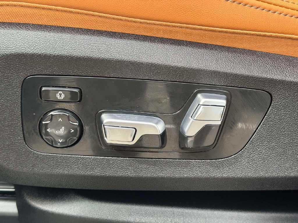 Used 2024 BMW X7 xDrive40i w/ Premium Package AWD/4WD image 17