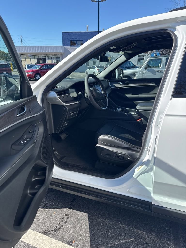 New 2025 Jeep Grand Cherokee Limited w/ Black Appearance Package image 12