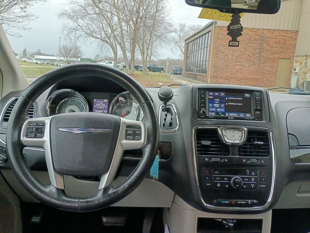 Used 2015 Chrysler Town & Country Touring w/ Driver Convenience Group image 22