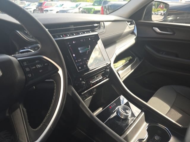 Used 2023 Jeep Grand Cherokee Laredo X AWD/4WD image 25
