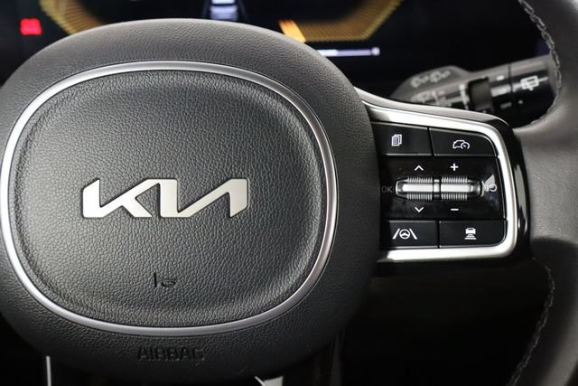 Certified 2025 Kia Carnival FWD image 10