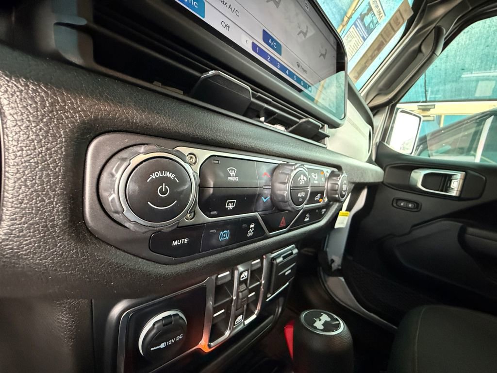 Used 2024 Jeep Wrangler Unlimited image 23