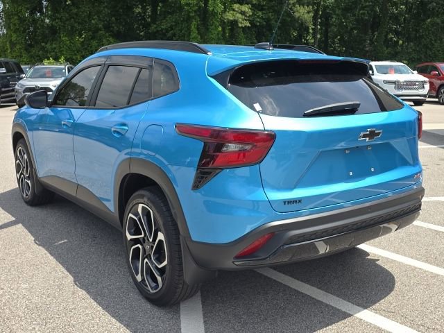 Used 2025 Chevrolet Trax RS w/ Sunroof Package FWD image 3