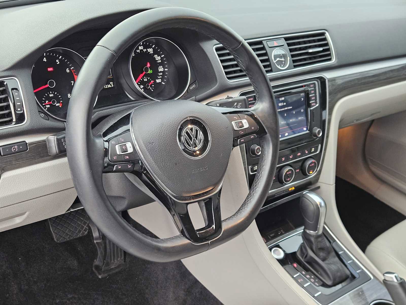 Used 2017 Volkswagen Passat 1.8T SE image 2