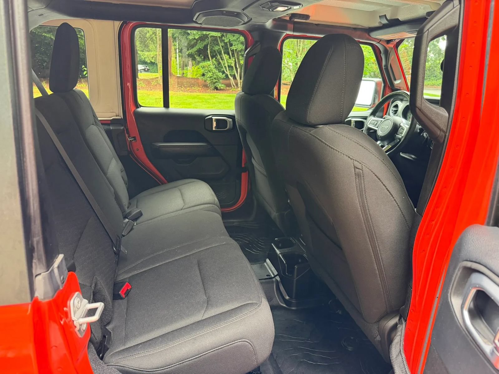 Used 2018 Jeep Wrangler Unlimited Sahara AWD/4WD image 13
