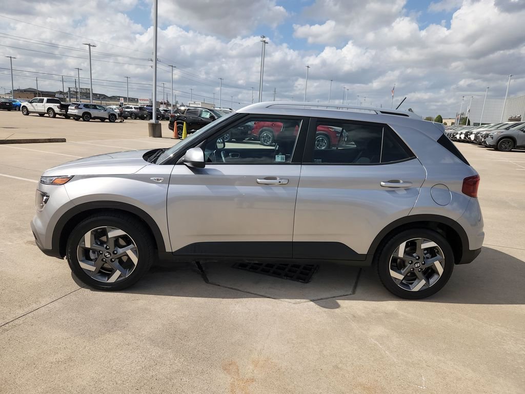 Used 2025 Hyundai Venue SEL image 8