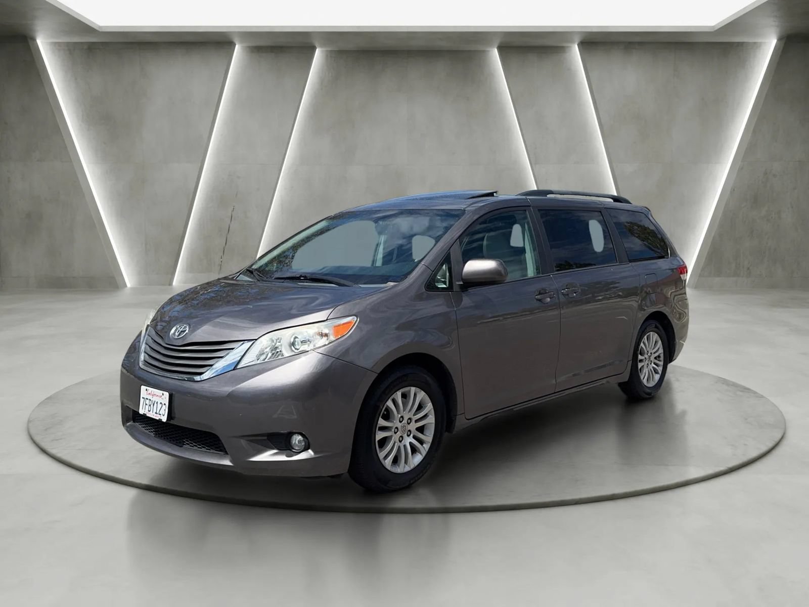 Used 2014 Toyota Sienna XLE FWD image 7