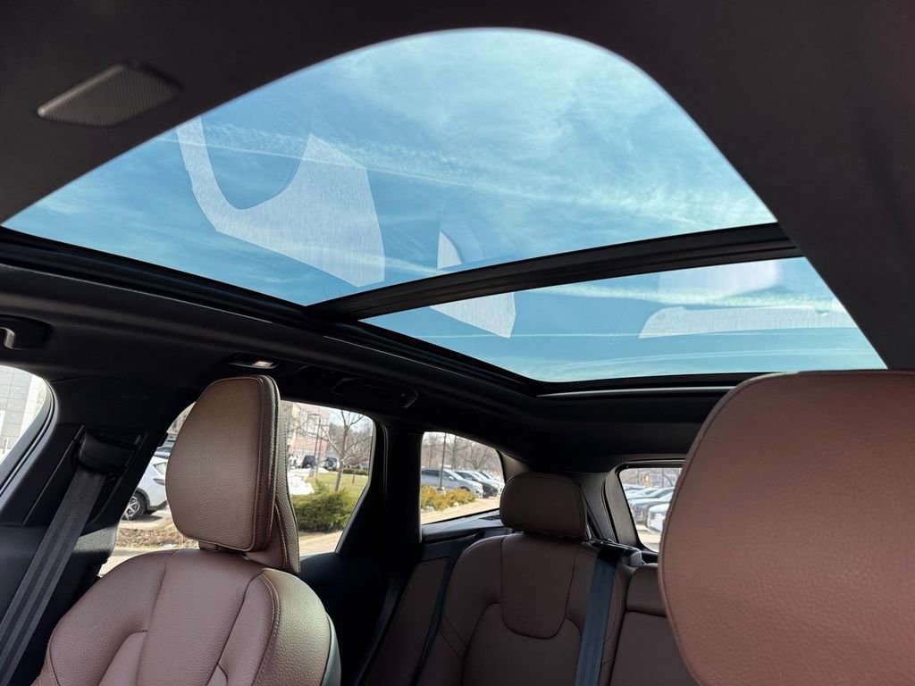 Certified 2023 Volvo XC60 B5 Plus w/ Climate Package image 7