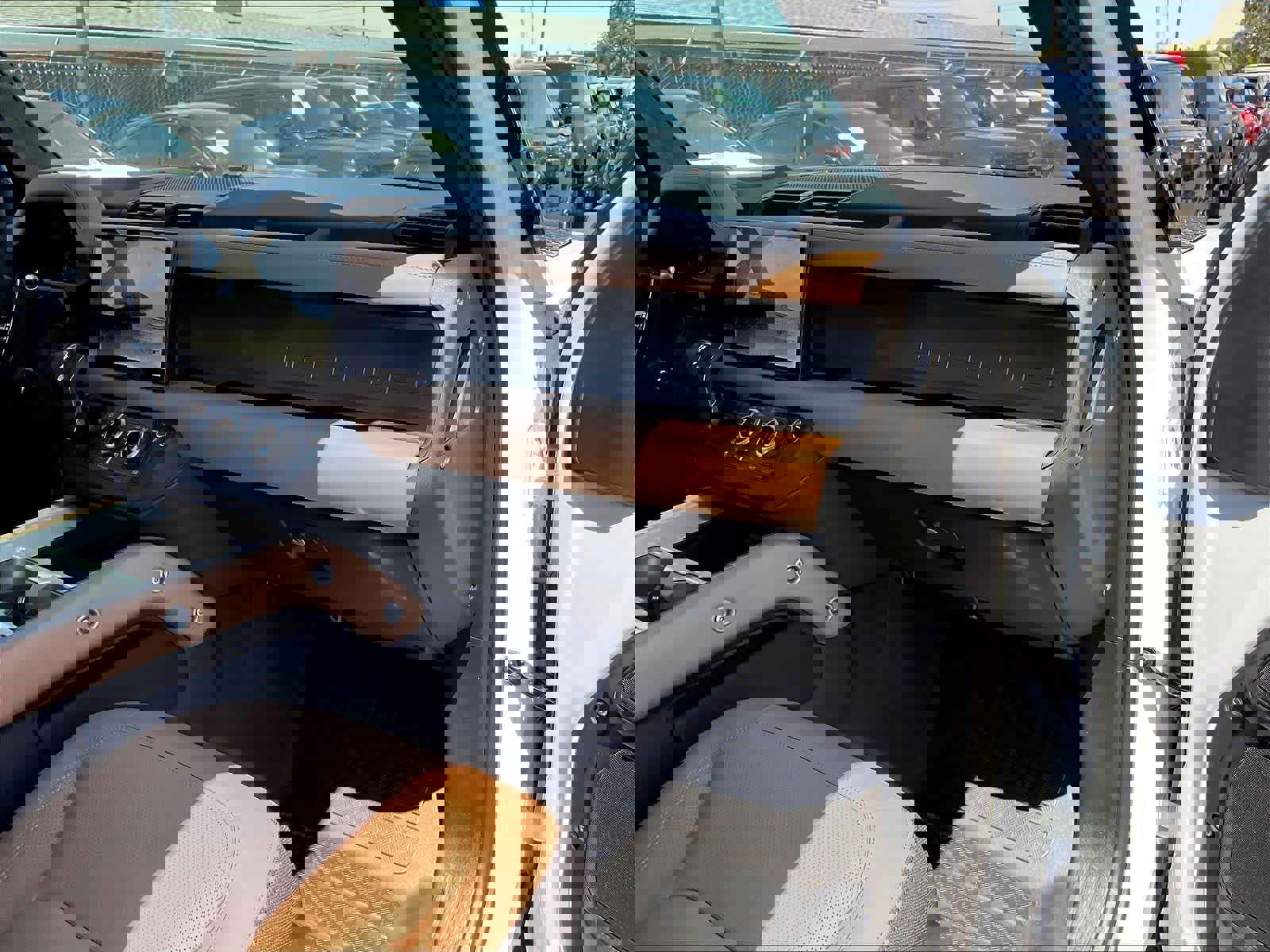 New 2025 Land Rover Defender 90 V8 image 28